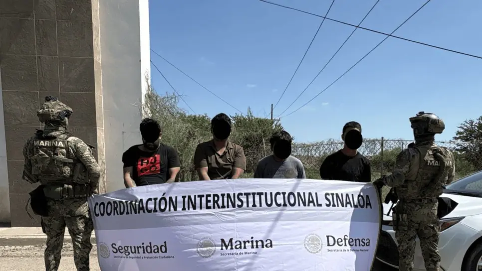 Detienen a cuatro hombres y aseguran un fusil, municiones, vehículos y droga en Navolato Detienen a cuatro hombres y aseguran un fusil, municiones, vehículos y droga en Navolato