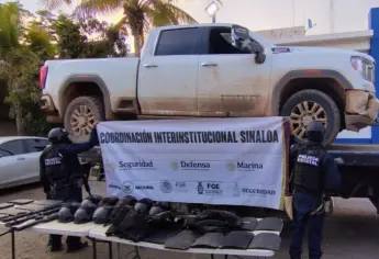Aseguran una camioneta con armas, cargadores, cartuchos y equipo táctico en Culiacán