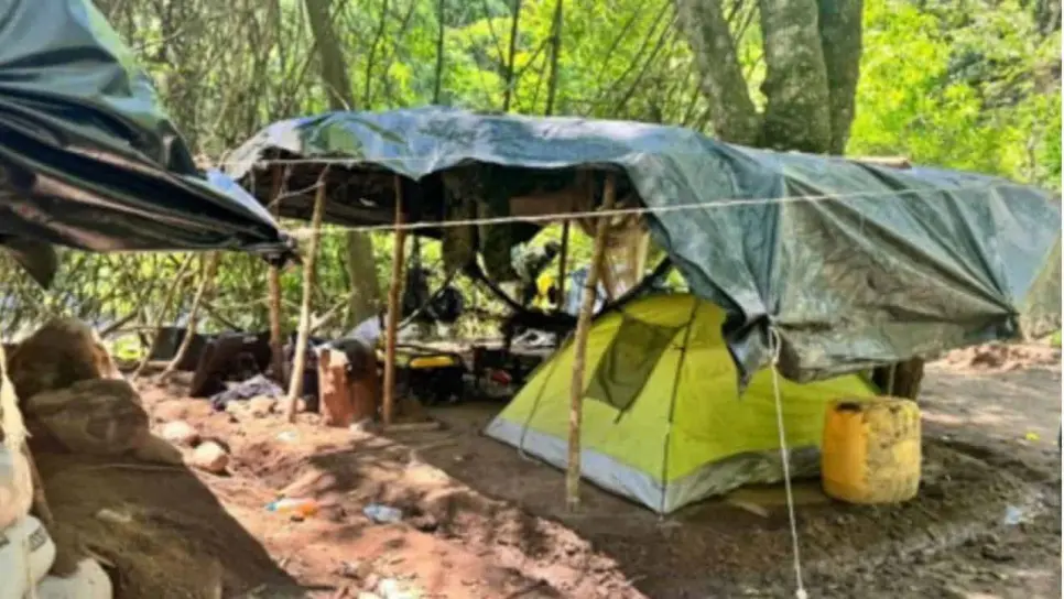 Militares inhabilitan un campamento del crimen organizado en Mazatlán Militares inhabilitan un campamento del crimen organizado en Mazatlán