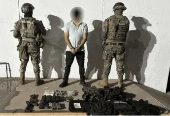 Detienen a un civil y aseguran vehículo, presuntas drogas, armas y cargadores en Navolato