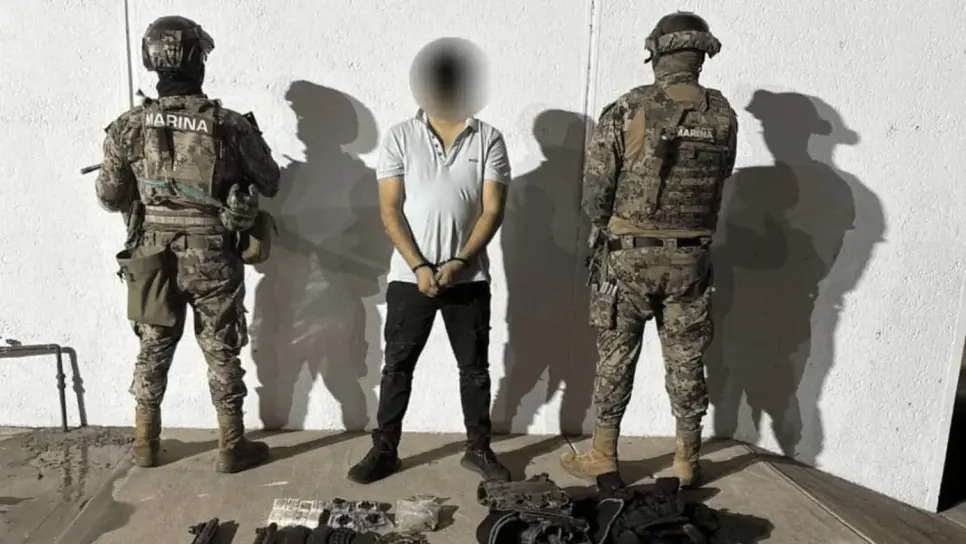 Detienen a un civil y aseguran vehículo, presuntas drogas, armas y cargadores en Navolato Detienen a un civil y aseguran vehículo, presuntas drogas, armas y cargadores en Navolato