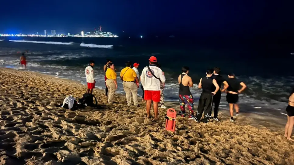 Desaparece joven en playas de Mazatlán; salvavidas activan protocolo de búsqueda Desaparece joven en playas de Mazatlán; salvavidas activan protocolo de búsqueda
