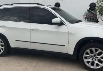 Aseguran cuatro camionetas de lujo con blindaje y municiones para Cuernos de Chivo, en Los Ángeles, Culiacán