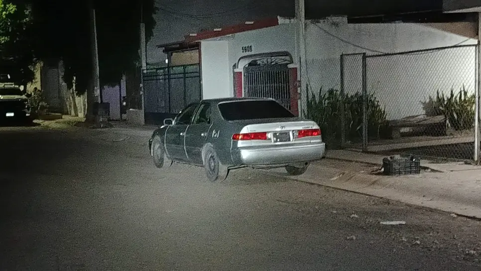Aseguran un automóvil con explosivos en el fraccionamiento Los Lirios en Culiacán Aseguran un automóvil con explosivos en el fraccionamiento Los Lirios en Culiacán