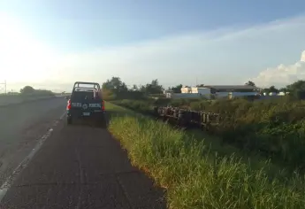 Chofer de un torton pierde el control y vuelca en la México 15 en Guasave