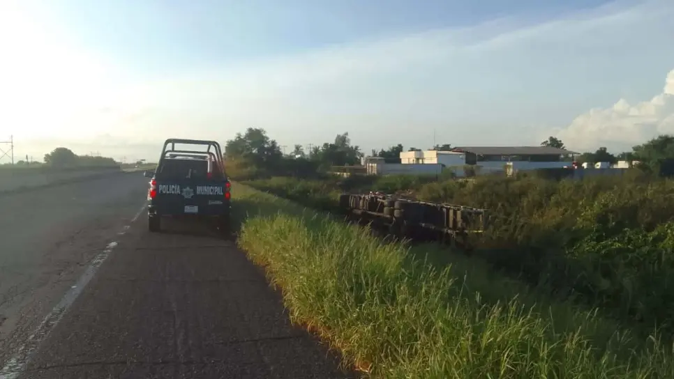 Chofer de un torton pierde el control y vuelca en la México 15 en Guasave Chofer de un torton pierde el control y vuelca en la México 15 en Guasave