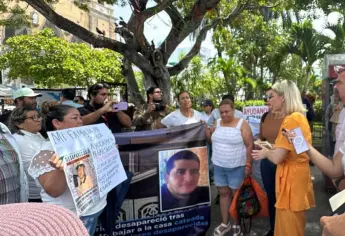 Estrella Palacios atiende a manifestantes por desapariciones en Mazatlán