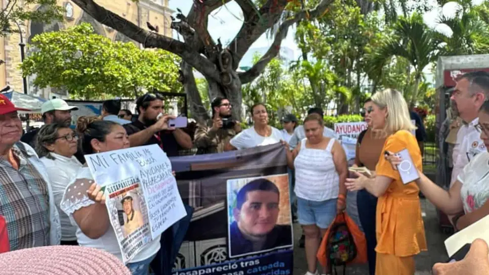 Estrella Palacios atiende a manifestantes por desapariciones en Mazatlán Estrella Palacios atiende a manifestantes por desapariciones en Mazatlán