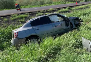Joven termina con fracturas al volcar en El Valle del Carrizo; se le reventó una llanta en la carretera