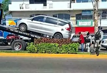 En persecución detienen a un hombre en Mazatlán; le aseguran camioneta y armas