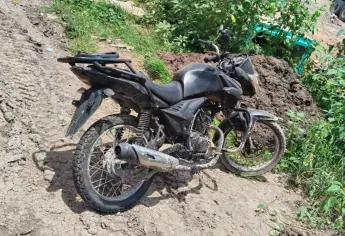 Recuperan una motocicleta con reporte de robo sobre la maxipista en Culiacán