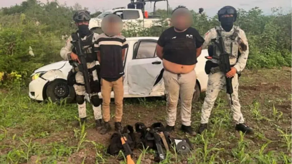 Detienen a 2 personas con armas y equipo táctico tras persecución en la Loma de Rodriguera, Culiacán