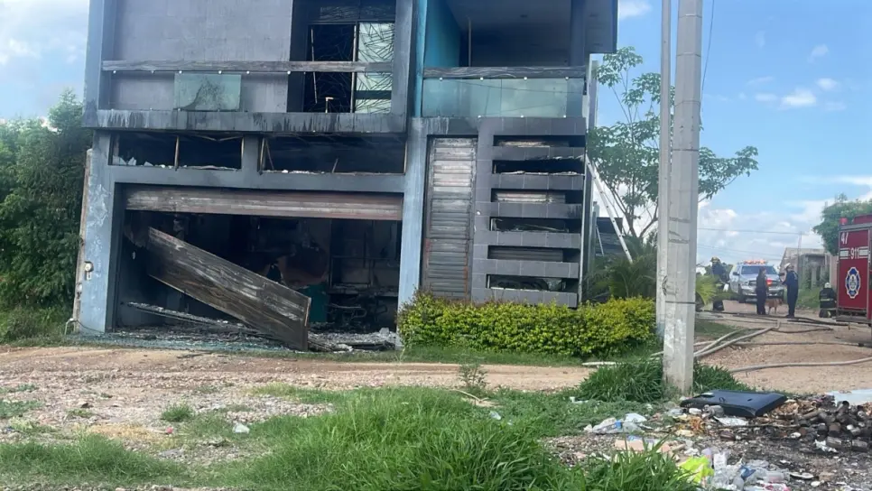 Balean y queman 2 casas en Culiacán; una mujer fue rescatada en uno de los domicilios