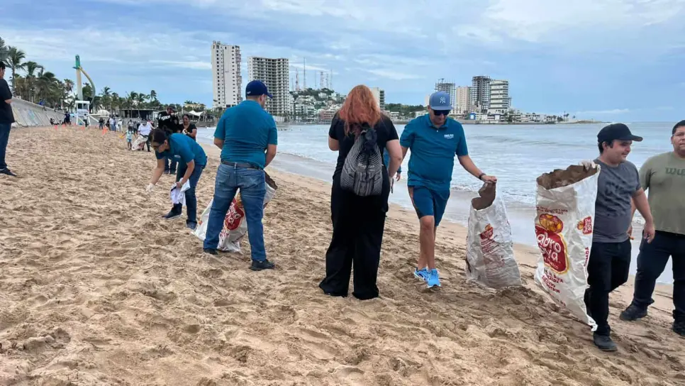 Encabeza Estrella Palacios campaña Mazatlán te quiero Limpio" en playas de Mazatlán