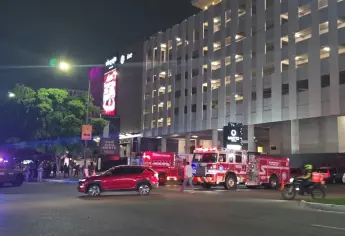 Derrame de químico genera movilización en Plaza Cuatro Ríos, Culiacán