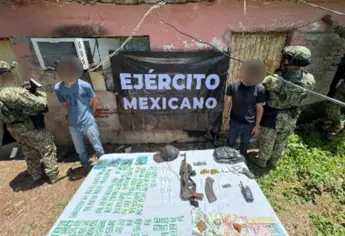 Detienen a dos civiles con armas, drogas, un radio y efectivo en Culiacán
