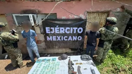 Detienen a dos civiles con armas, drogas, un radio y efectivo en Culiacán