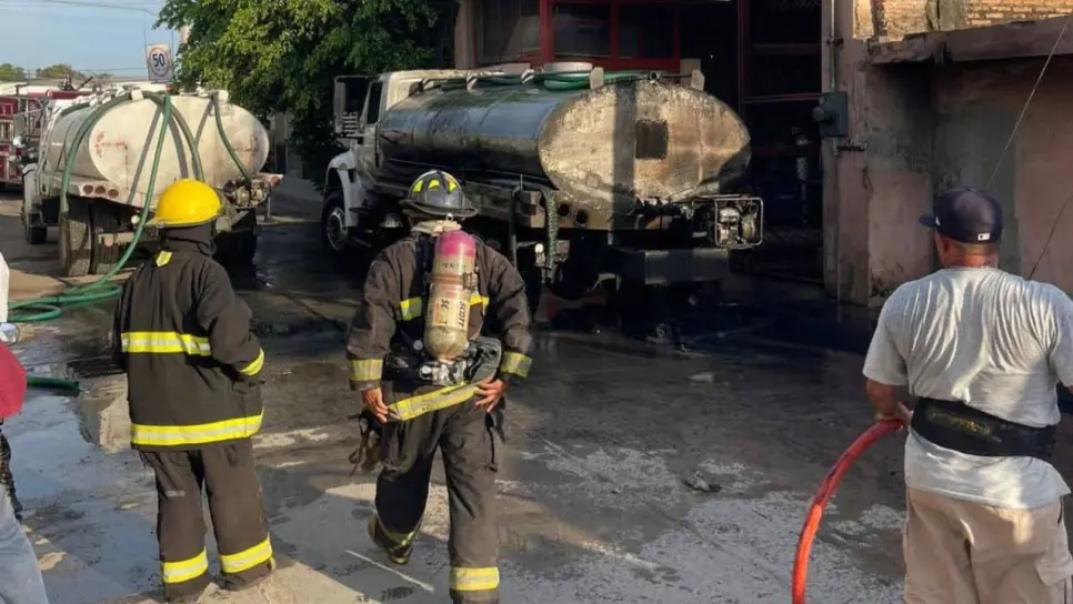 Pipa de combustible se quema en calles de colonia de Mazatlán; la estaban reparando cuando se prendió