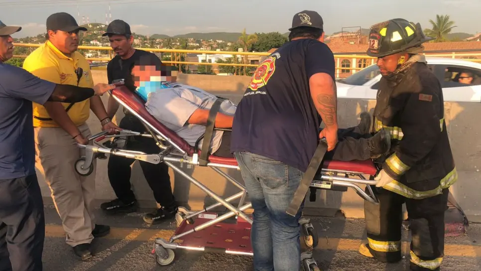 Un motociclista lesionado tras chocar contra automóvil en el paso superior del Conchi, en Mazatlán