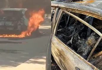 Incendio consume un vehículo en Los Mochis, terminó cómo pérdida total