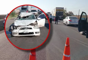 Mujer se mete debajo de un tráiler en la México 15 en Juan José Ríos; vehículo quedó hecho chatarra