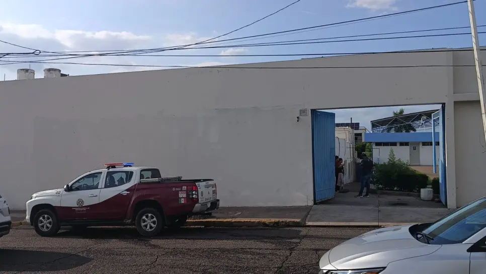 Incendio en la bodega de un colegio provoca movilización de bomberos en la colonia Guadalupe en Culiacán
