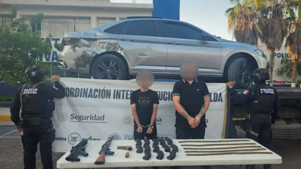 Detienen a dos sujetos con armas, cargadores, cartuchos y un vehículo robado en Culiacán