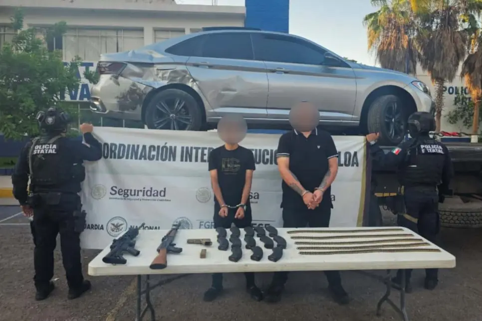 Detienen a dos sujetos con armas, cargadores, cartuchos y un vehículo robado en Culiacán