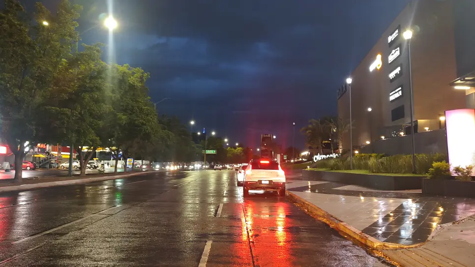 Cae fuerte lluvia con granizo en Culiacán