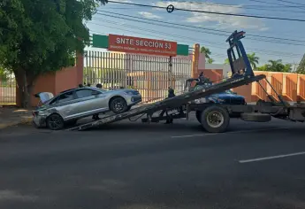 Autoridades aseguran un Jetta tras una persecución en Culiacán