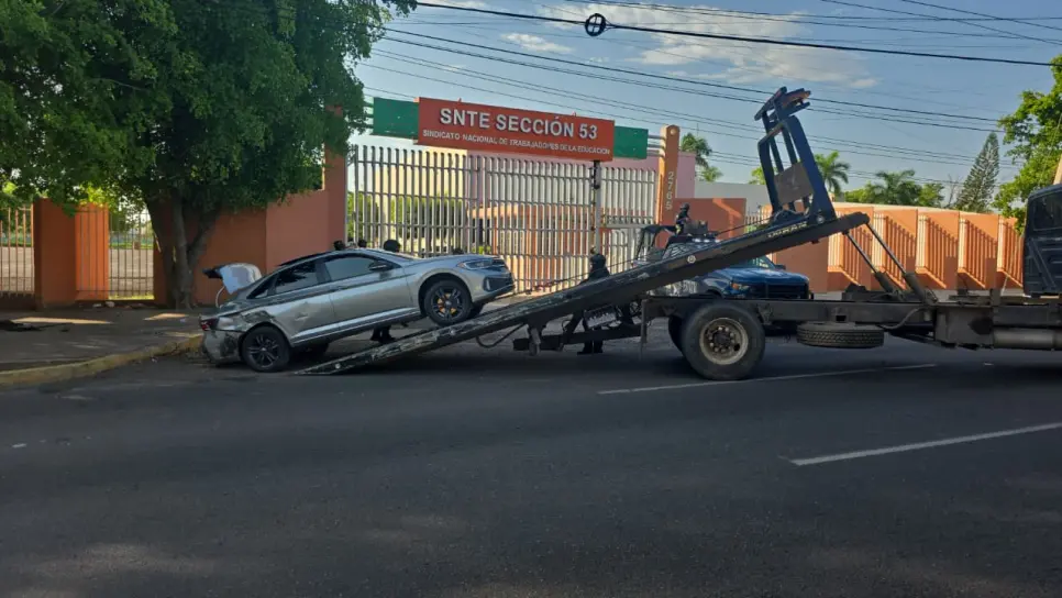 Autoridades aseguran un Jetta tras una persecución en Culiacán