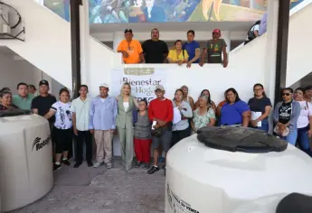 Estrella Palacios entrega 130 tinacos subsidiados a familias de la zona rural y urbana de Mazatlán