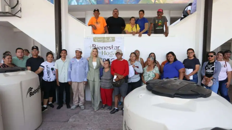Estrella Palacios entrega 130 tinacos subsidiados a familias de la zona rural y urbana de Mazatlán
