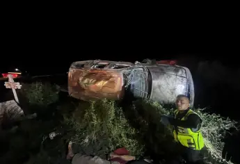 Caen a un bache en la México 15 y vuelcan en el Valle del Carrizo