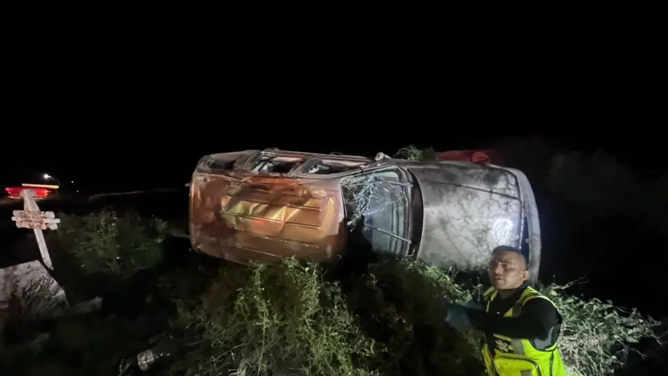 Caen a un bache en la México 15 y vuelcan en el Valle del Carrizo