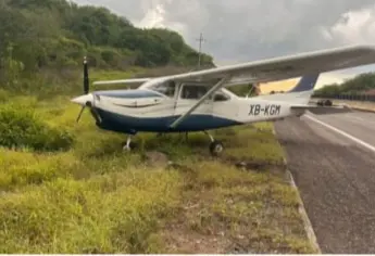 Piloto de avioneta aterriza de emergencia sobre la maxipista  Culiacán-Mazatlán cerca de la caseta de cobro de Mármol, en Mazatlán
