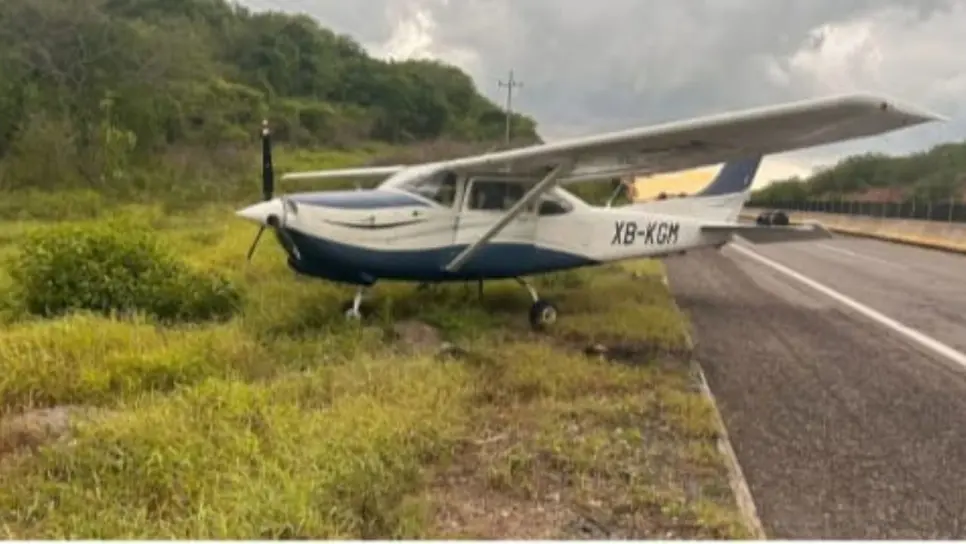 Piloto de avioneta aterriza de emergencia sobre la maxipista  Culiacán-Mazatlán cerca de la caseta de cobro de Mármol, en Mazatlán