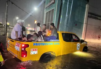 Rescatan a ocho personas atrapadas en vehículos varados por lluvias en Mazatlán