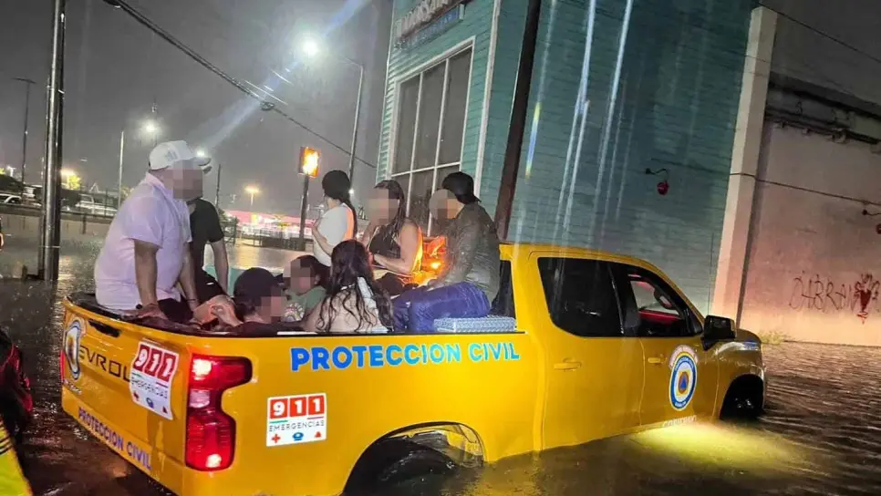 Rescatan a ocho personas atrapadas en vehículos varados por lluvias en Mazatlán
