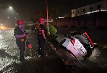 Desaparece chofer de Safari tras caer a canal pluvial en las fuertes lluvias de Mazatlán 