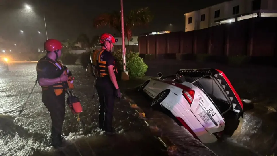 Desaparece chofer de Safari tras caer a canal pluvial en las fuertes lluvias de Mazatlán 