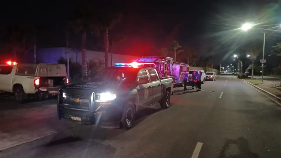 Vigilante muere y otro resulta lesionado tras caerles una puerta de acero en Valle Alto, Culiacán