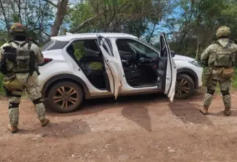 Aseguran dos vehículos y presunta droga en el poblado El Carrizal, en Culiacán