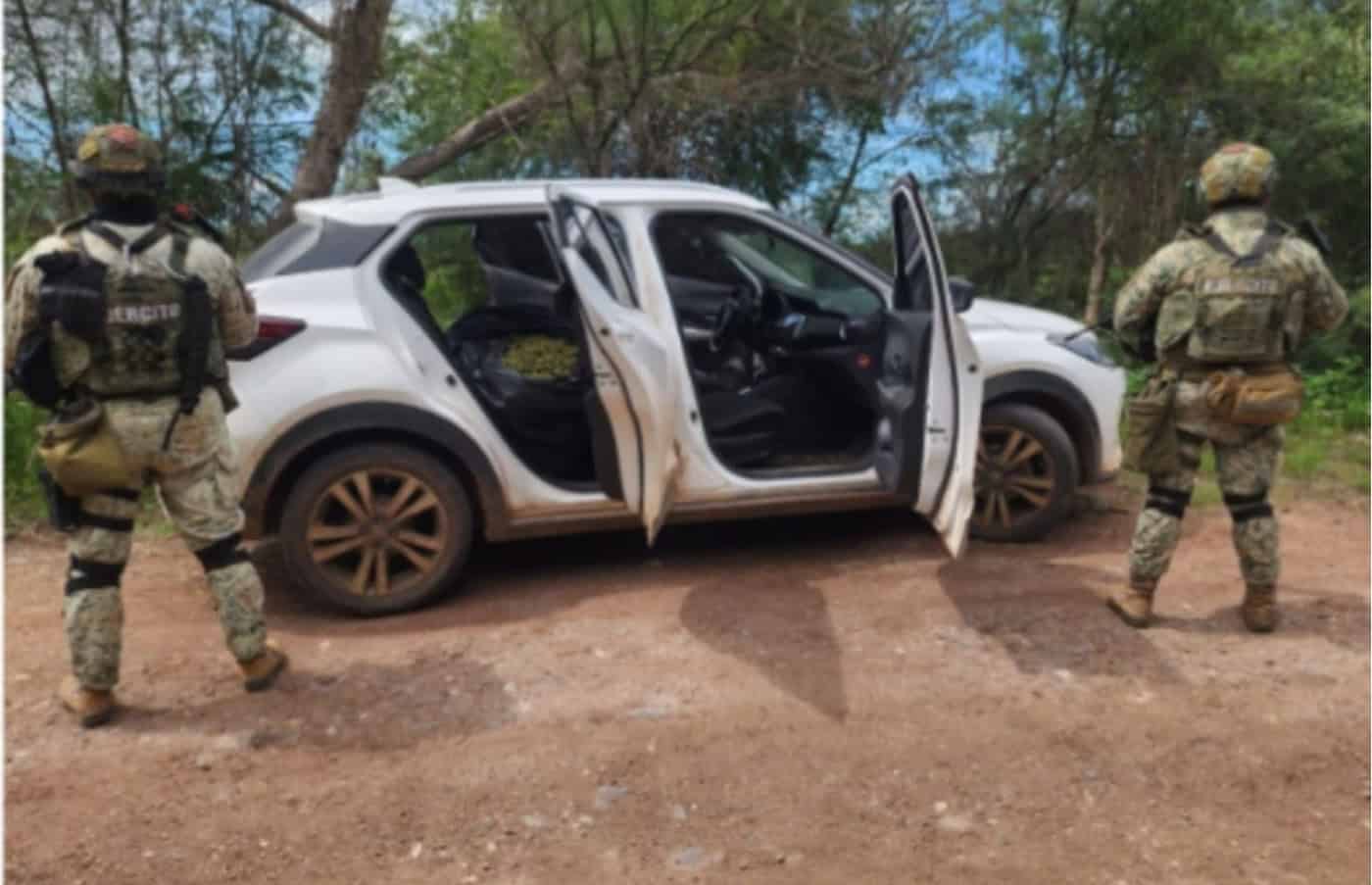 Aseguran dos vehículos y presunta droga en el poblado El Carrizal, en Culiacán