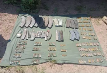 Aseguran cubeta con cargadores y cartuchos en Batopito, Badiraguato