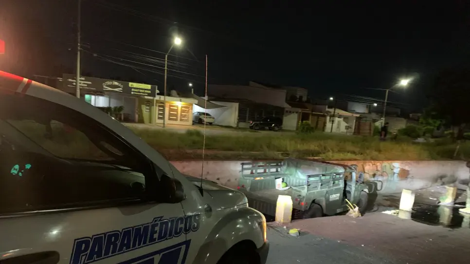 Militares terminan en un canal tras accidentarse en el sector Barrancos de Culiacán