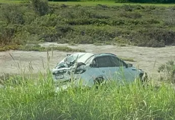 Conductor muere cuando recibía atención médica tras volcar en Navolato