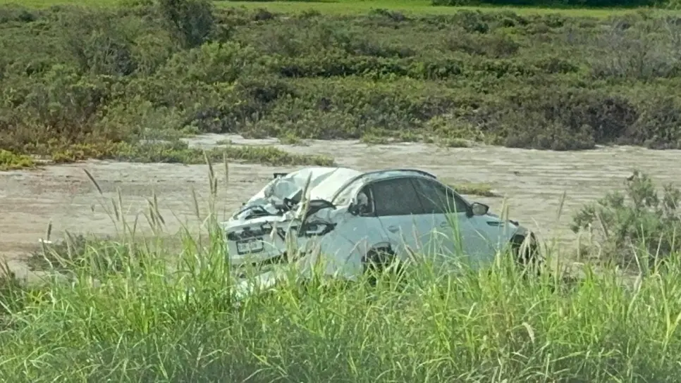 Conductor muere cuando recibía atención médica tras volcar en Navolato