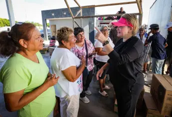 Rocha Moya entrega despensas, abanicos, colchonetas y bicicletas a familias de Altata, Navolato