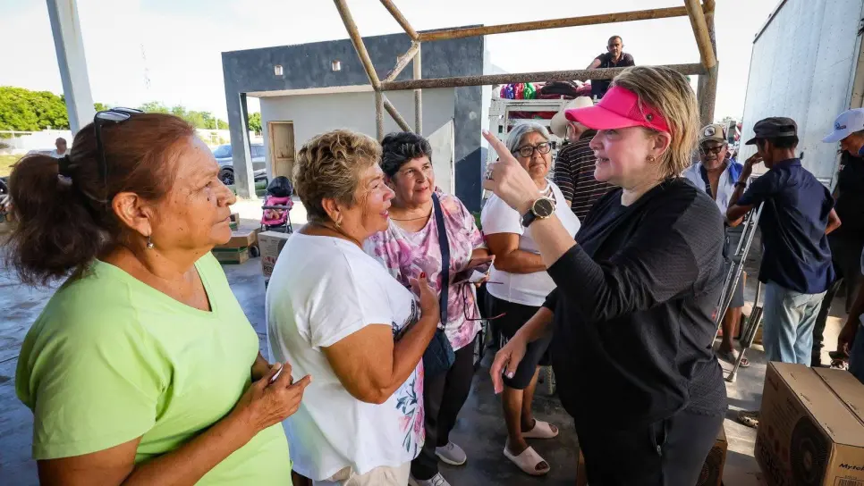 Rocha Moya entrega despensas, abanicos, colchonetas y bicicletas a familias de Altata, Navolato